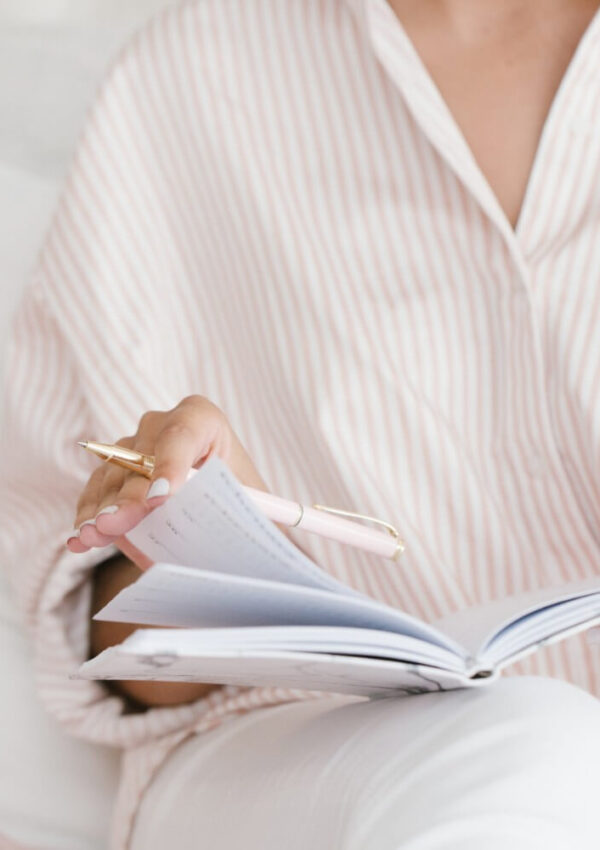 woman making a before 30 bucket list