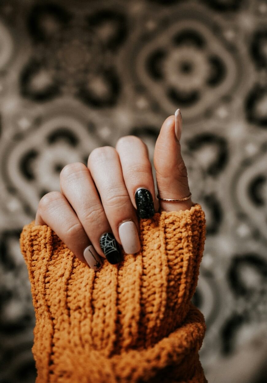 black cobweb nails