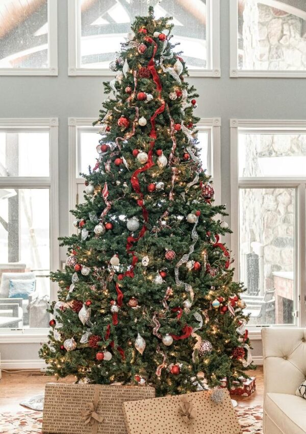pretty decorated tree at christmas