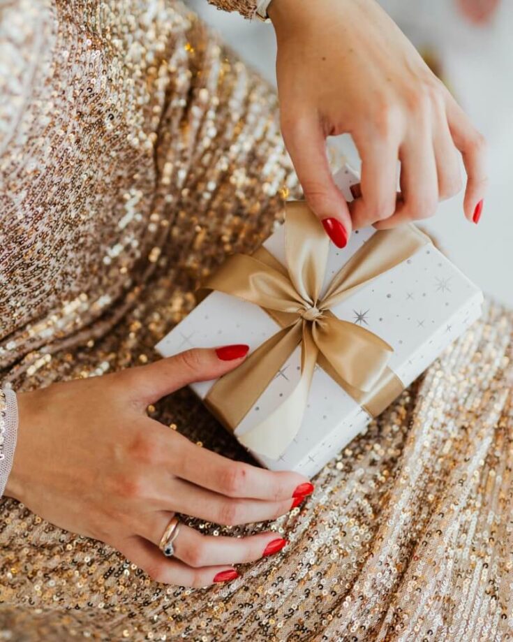 red simple nails for christmas