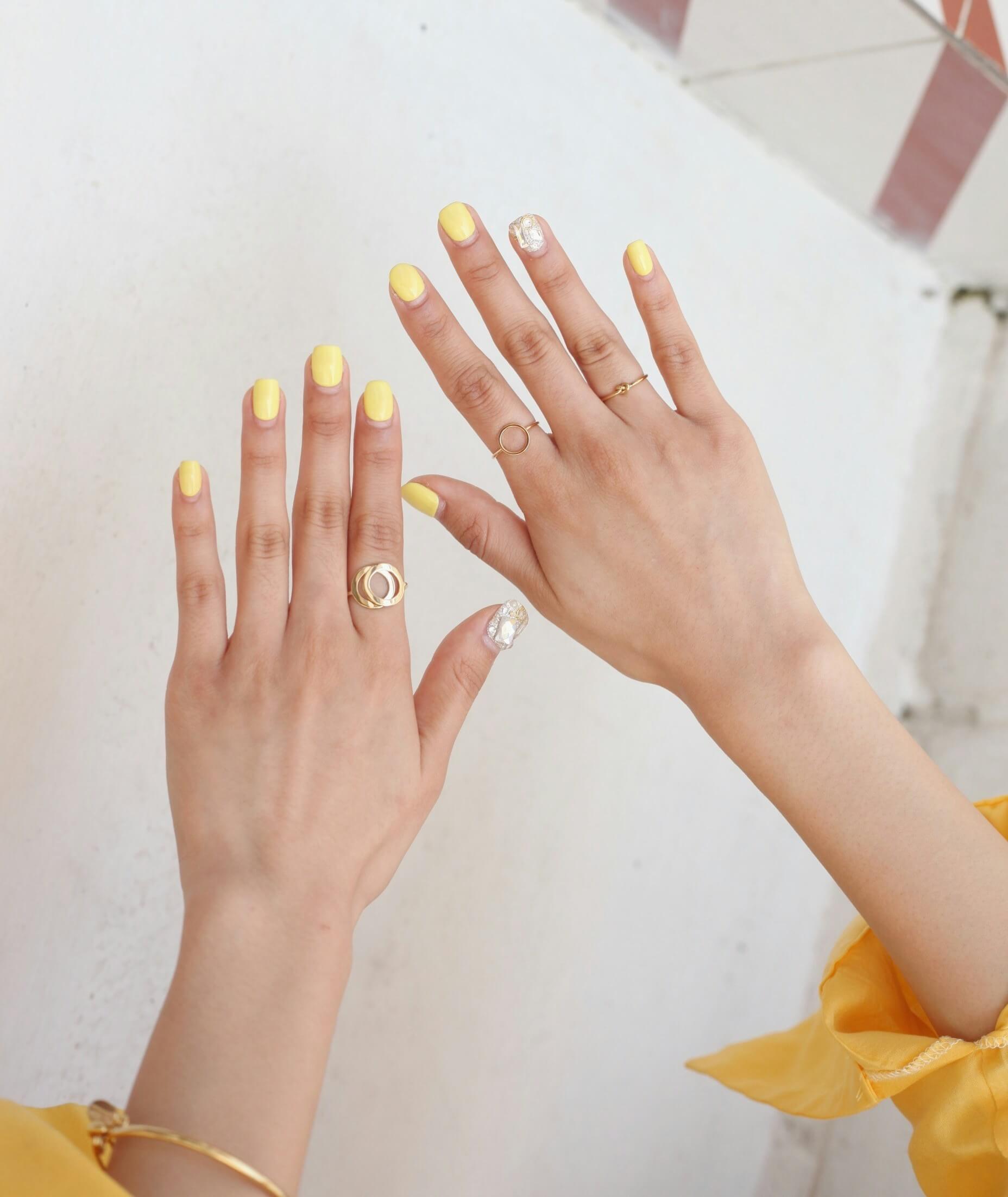 butter yellow nail idea