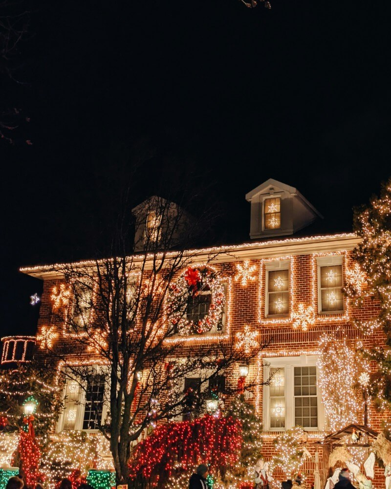 30+ Outdoor Christmas Light Ideas That Will Wow Your Neighbors